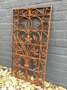 Grille de porte-fenêtre en fonte, ornement mural, belle pièce en fer forgé.